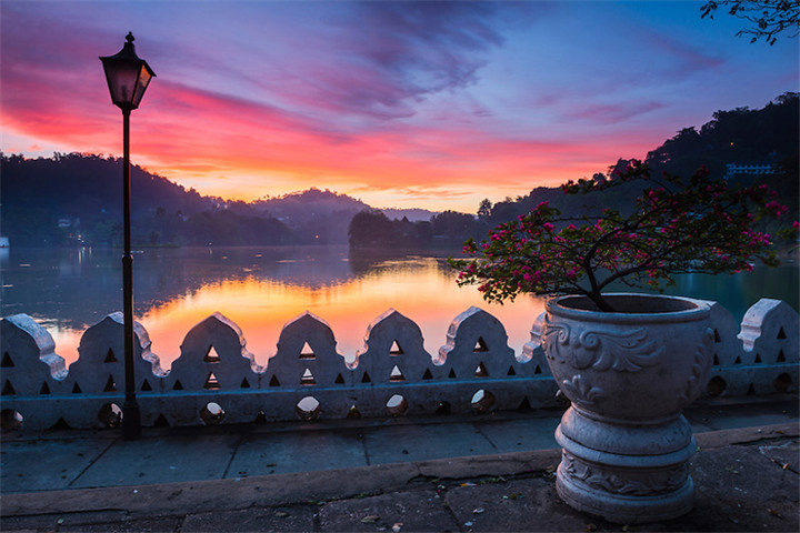 Dramatic-sunrise-at-Kandy-Lake-and-the-Clouds-Wall-Walakulu-Wall-Kandy-Central-Province-Sri-Lanka-Asia