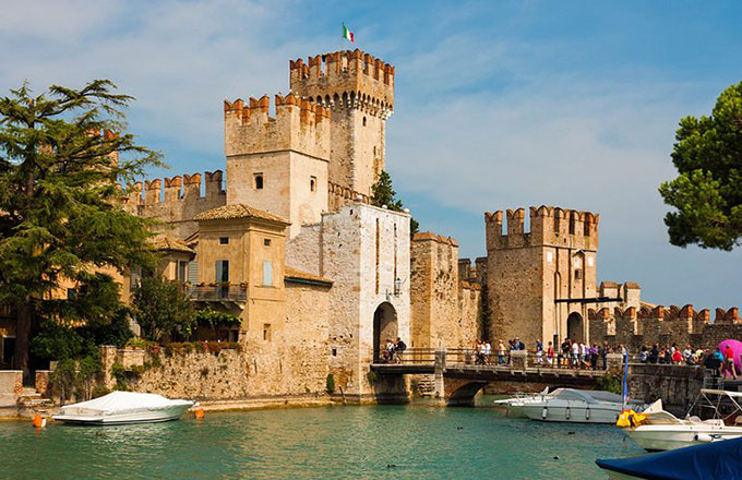 italy-lake-garda-sirmione-castle