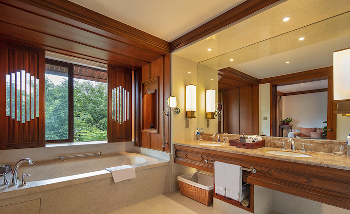 Balcony bathroom with garden view 1