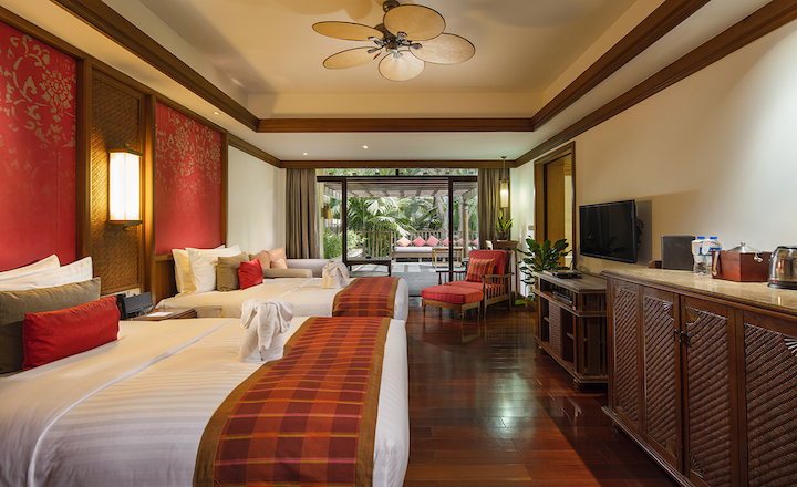 Courtyard twin bedroom with garden view 1