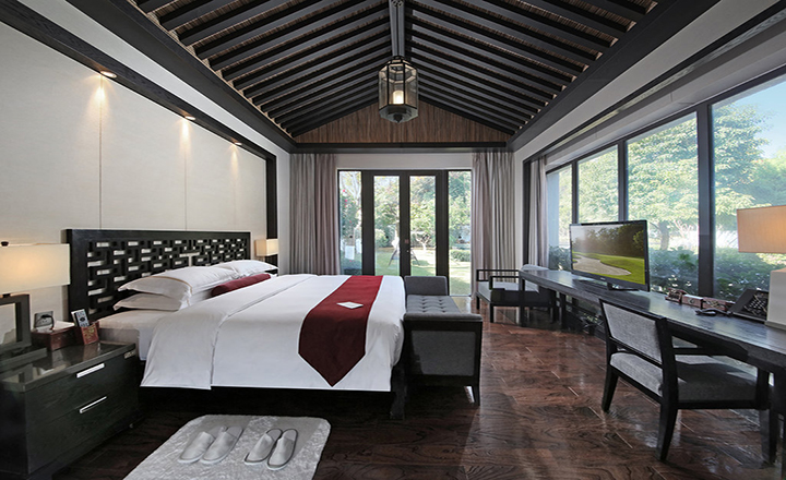 Floating_Clouds_Villa_Master_BedRoom__R