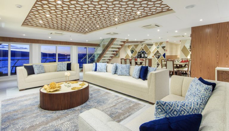 Galapagos-Elite-luxury-yacht-panoramic-passengers-lounge-768x442-1