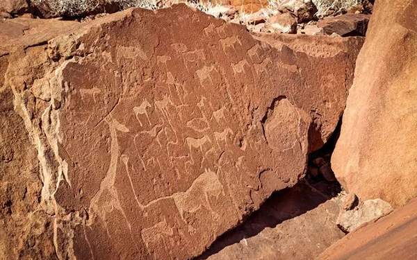 岩画全部是距今2000年~6000年，生活在这里的布须曼人所作