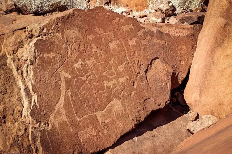 岩画全部是距今2000年~6000年，生活在这里的布须曼人所作